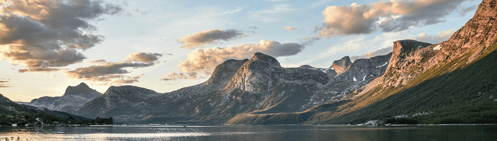 Fjell og innsjø i midnattsol