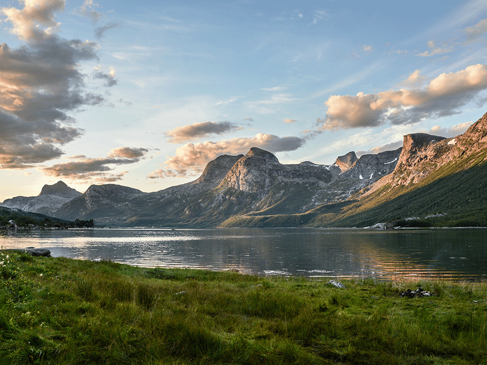 Fjell og innsjø i midnattsol