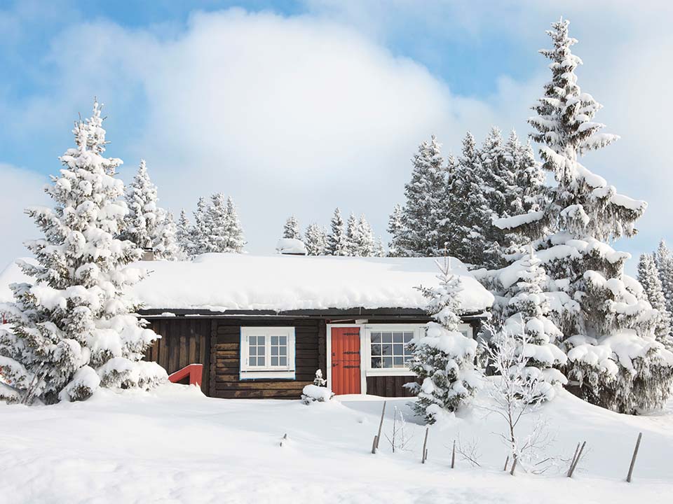snødekt hytte